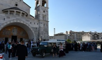 Amfilohije i Joanikije predvodili auto-litiju od Kuča do Hrama