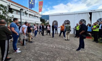 Prekinuta SO Budva,o smjeni Carevića 5.juna, incidenti ispred šatora (VIDEO)