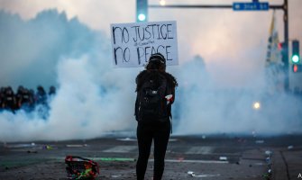 SAD u plamenu, Tramp evakuisan, policija u Njujorku klekla s demonstrantima(VIDEO)