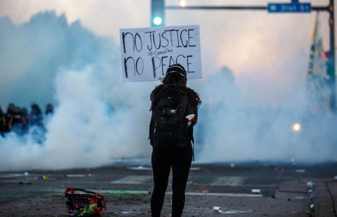 SAD u plamenu, Tramp evakuisan, policija u Njujorku klekla s demonstrantima(VIDEO)