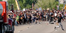 Uletio cistijernom među demonstrante pa dobio batine (VIDEO)