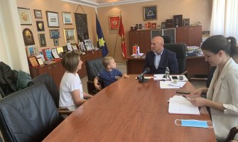 Carević donirao platu sugrađaninu koji je posle teške saobraćajne nesreće ostao invalid