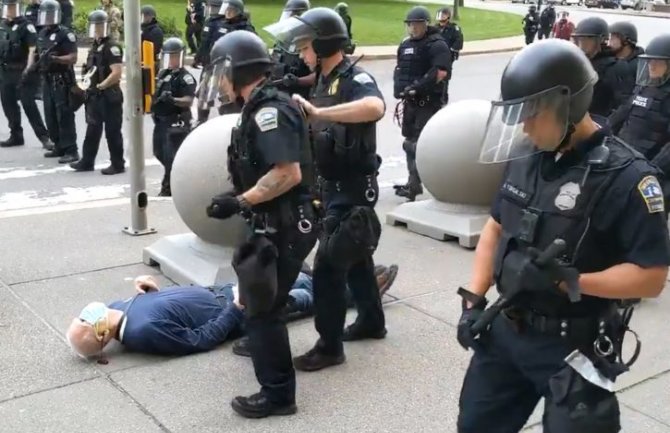 Njujork: 57 policajaca dalo ostavku nakon što su dvojica kolega suspendovani zbog incidenta sa 75-godišnjakom (VIDEO)