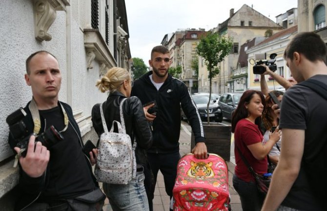 Mali Željko Ražnatović  izašao iz porodilišta u nosiljci sa motivima tigra (Video)