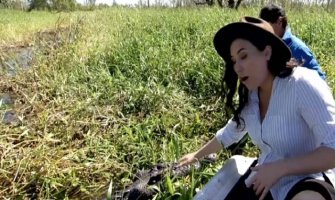 Novinarka pozirala pored krokodila pa skoro nastradala: Pokušao je da me pojede za večeru