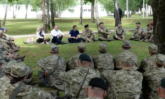 Bošković sa vojnicima: Služenje vojnog roka omogućava da mladi spoznaju svoje fizičke i psihičke granice