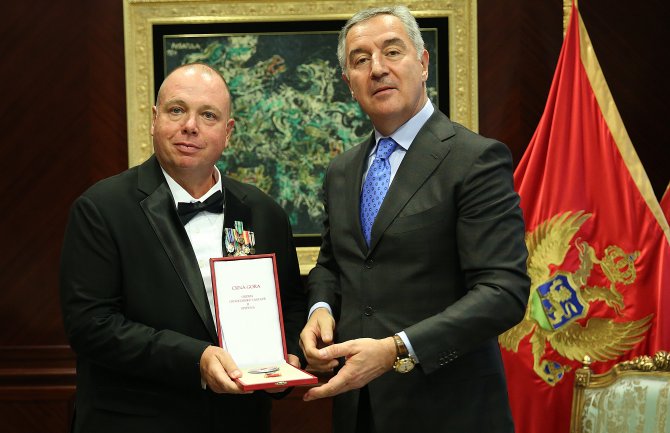 Đukanović uručio orden pravnom savjetniku u Ambasadi SAD-a: Radujem se kontinuitetu dobre saradnje sa vladom SAD