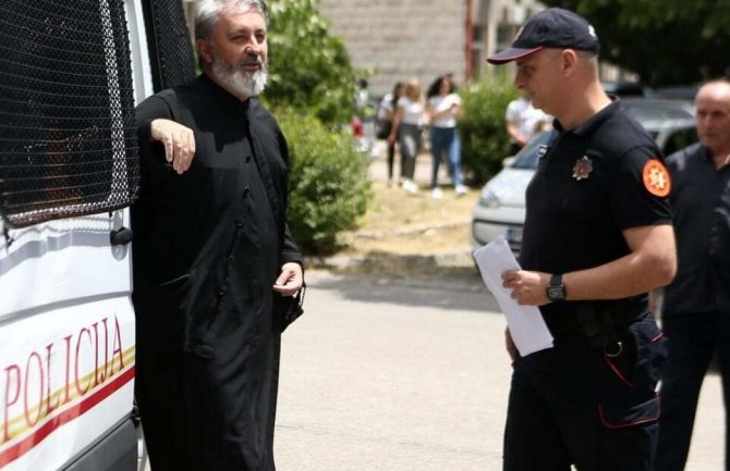 Policija podnosi krivične prijave protiv lica odgovornih za okupljanja od juče