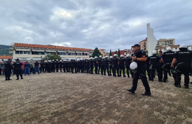 Uprava policije: U Budvi privedene 23 osobe, povrijeđen jedan policajac