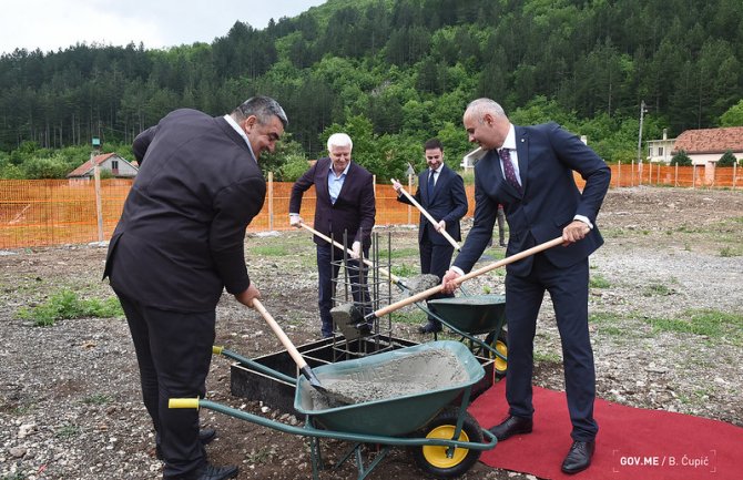 Položen kamen temeljac: Dom će dobiti 65 porodica – 53 zaposlenih u kulturi i 12 u Prijestonici