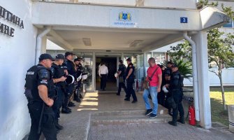 Ne smiruje se situacija u Budvi: Policijski kordon na ulazu u zgradu SO, okupljaju se građani