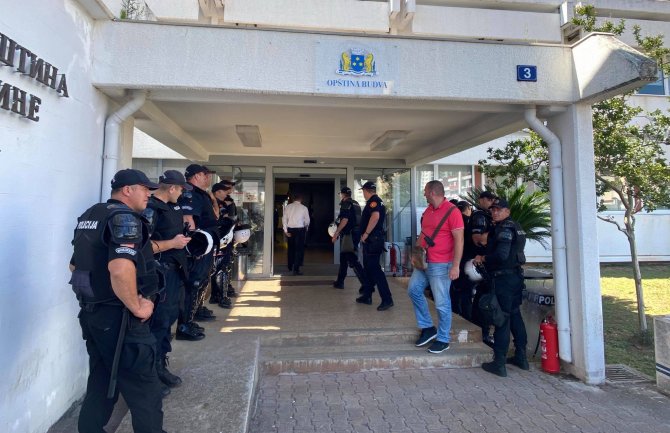 Ne smiruje se situacija u Budvi: Policijski kordon na ulazu u zgradu SO, okupljaju se građani