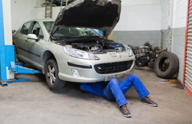 Automehaničar zadobio opekotine u požaru dok je popravljao auto, prebačen u KCCG