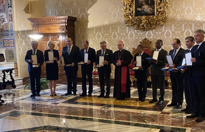 Ambasador Vlahović odlikovan ordenom pape Pija IX