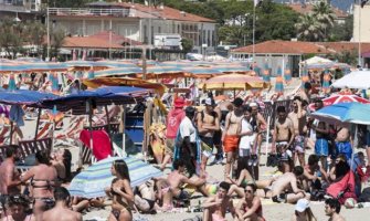 Italija: Gužve na plažama, virusolozi apeluju na oprez