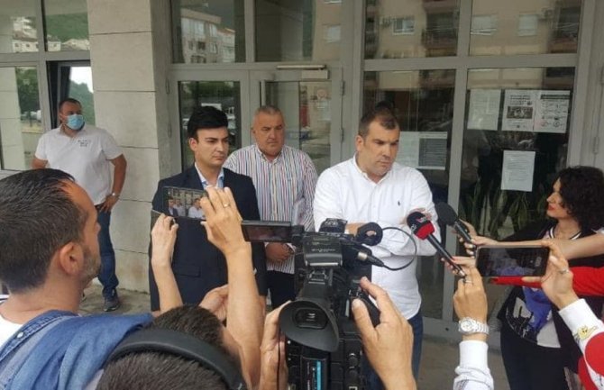 Poslanici Demokrata u zgradi SO Budva dok se ne riješi politička kriza