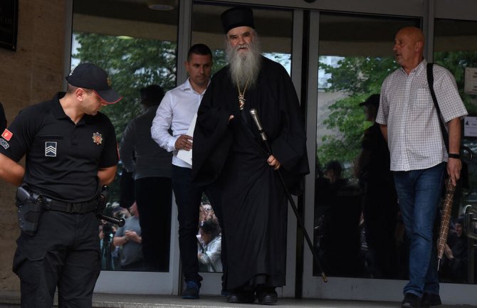 Amfilohije posle šest sati izašao iz podgoričkog CBa, Šoć: Mitropolit stoički izdržao ovu fizičku torturu