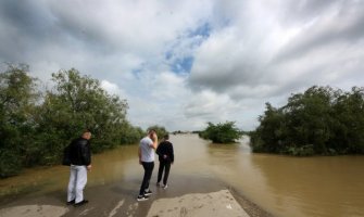 Srbija: Stotine objekata poplavljeno, u Ljuboviji pukao most, poplavljeni pašnjaci, u prekidu saobraćaj na više regionalnih puteva