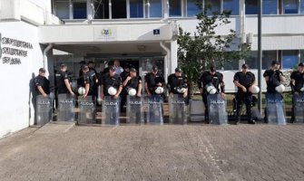 Careviću i Krstoviću nije dozvoljen ulazak, incidenti ispred Opštine(VIDEO)