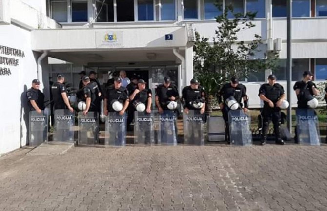 Careviću i Krstoviću nije dozvoljen ulazak, incidenti ispred Opštine(VIDEO)