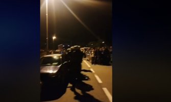 Oko 150 demonstranata iz Berana blokirali automobilima put ka Bijelom Polju