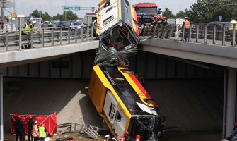 Varšava: Gradski autobus sletio s nadvožnjaka, jedna osoba stradala, 20 povrijeđeno