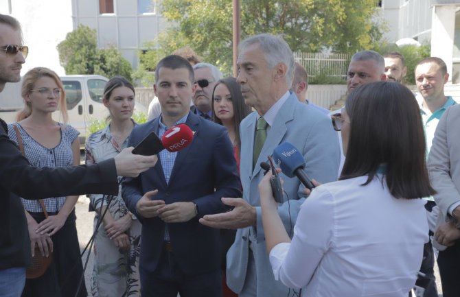 Lekić: Đukanović okružen laskavcima, da čuje glas naroda