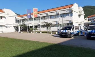 Budva: Carević i Radović i jutros ostali ispred zgrade Opštine, nastaviće da dolaze 