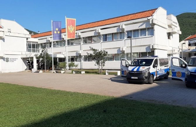 Budva: Carević i Radović i jutros ostali ispred zgrade Opštine, nastaviće da dolaze 