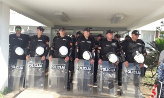 Carević i Radović ni danas na spisku za ulazak u Opštinu, policija ispred zgrade 