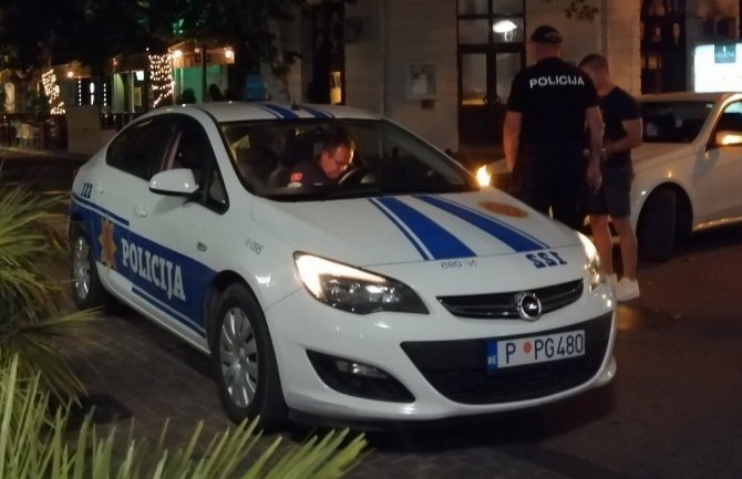 Kršenje samoizolacije u H.Novom, zabrane privatnih skupova u Baru, krivične prijave