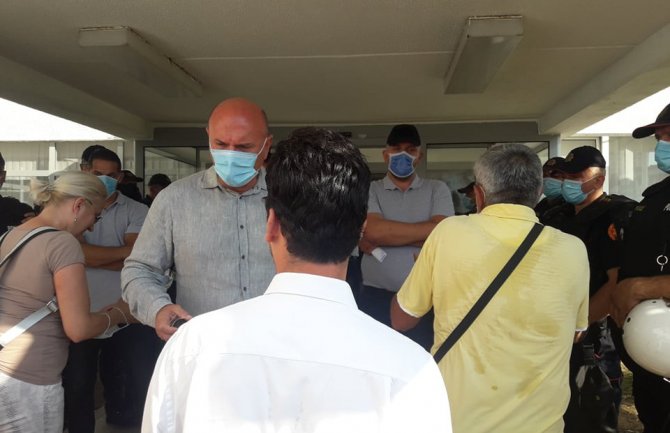 Carević i Radović ponovo zaustavljeni na ulazu u zgradu Opštine Budva