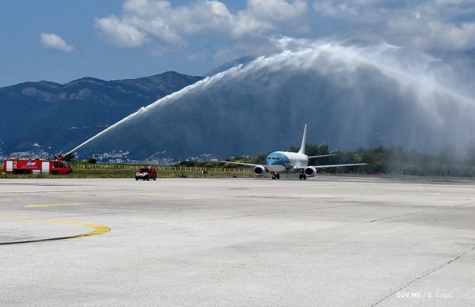 Stigli prvi putnici na aerodrom u Tivtu, svi sa negativnim PCR testovima