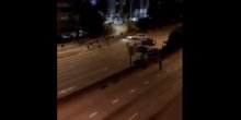 Automobil naletio na grupu demonstranata na zatvorenom autoputu (VIDEO)