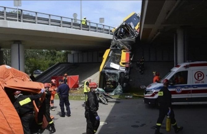 Autobus sletio sa puta, jedna osoba poginula a 17 povrijeđeno