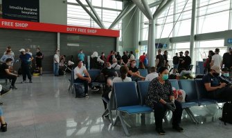 Dva aviona kasnila zbog sudara sa pticama, putnici čekali više sati u PG