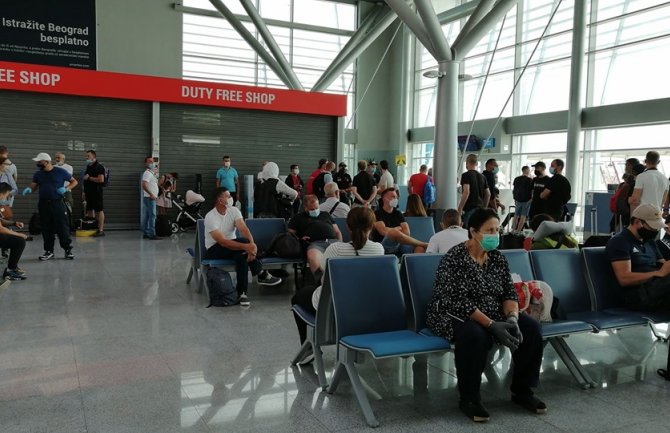 Dva aviona kasnila zbog sudara sa pticama, putnici čekali više sati u PG