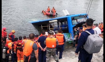 Kina: Autobus sletio u jezero, poginula 21 osoba