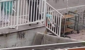 Otac djevojčice koja je fotografisana ispred bolnice u Novom Pazaru traži da se autori slike procesuiraju