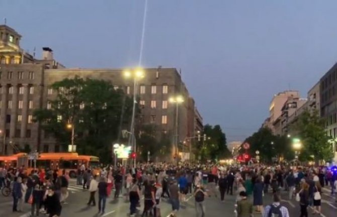 Gužva ispred Skupštine Srbije: Demonstranti probili vrata parlamenta i ušli u zgradu (VIDEO)