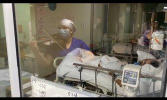 Medicinska sestra svaki dan zasvira violinu pacijentima oboljelim od korone