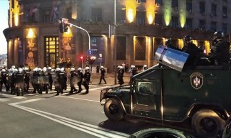 Protesti u Beogradu: Sukob policije i demonstranata ispred Skupštine, lete petarde i baklje, policija bacila suzavac