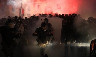 Beograd: Devetnaest policajaca i 17 demonstaranata povrijeđeno tokom sinoćnjeg protesta