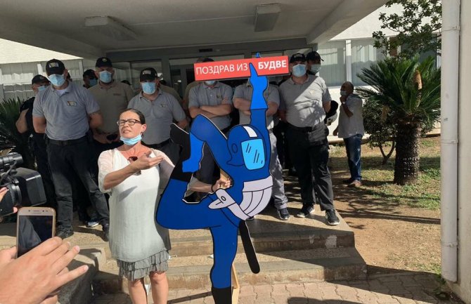 Guranje na ulazu zgrade Opštine Budva, Bajković izradila budvansku kupačicu kao policajca