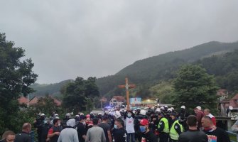 Zaustavljena auto litija na putu Berane-Bijelo Polje