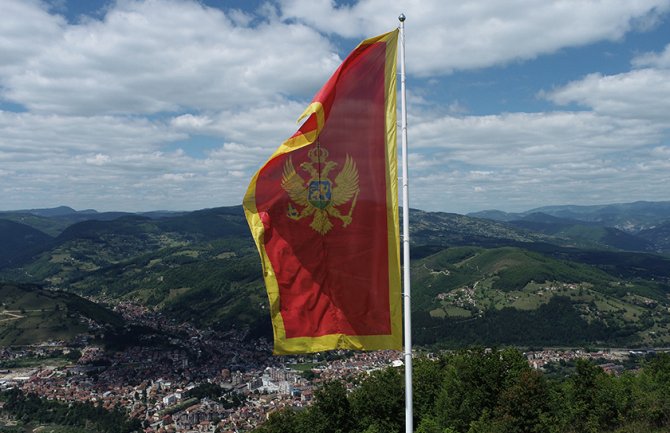 Na Obrovu podignuta zastava CG na jarbolu visokom 14 metara: 13. jul temelj savremene Crne Gore