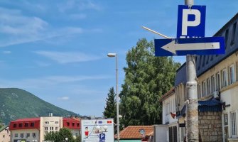 Čin primitivizma: Nepoznate osobe polomile jarbole i otuđile zastave Crne Gore u Beranama (VIDEO)