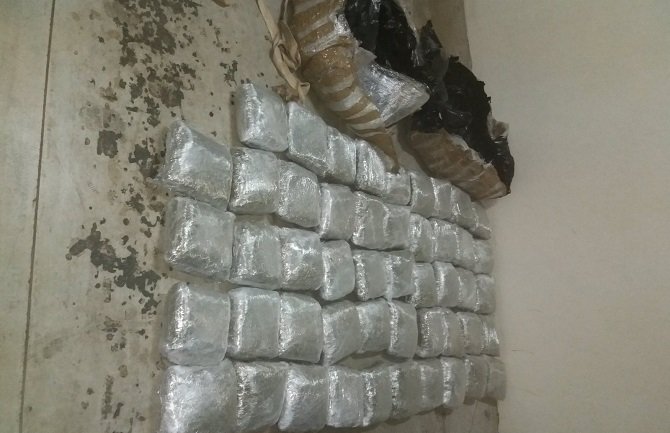 Odbačeno 54 kg marihuane, policija traga za 