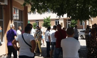 Pljevaljski ugostitelji se okupili ispred Opštine: Dovešćemo i svoje porodice ako se ne ukine zabrana rada