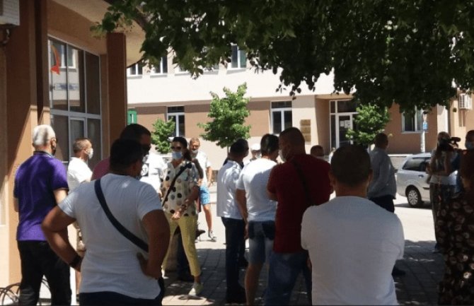 Pljevaljski ugostitelji se okupili ispred Opštine: Dovešćemo i svoje porodice ako se ne ukine zabrana rada